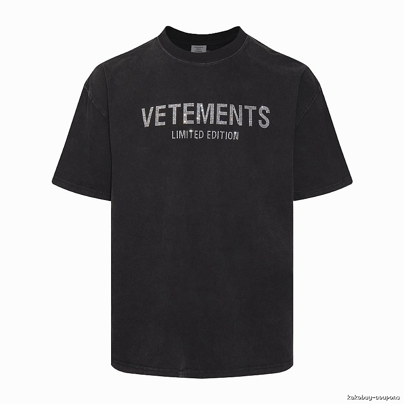 Logo Detail Statement graphic T-shirt Black Colorful Lucky with Relaxed Feel