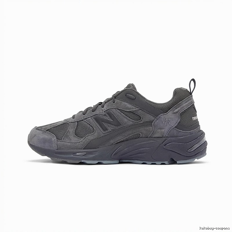 New Balance retro-style grey sports shoes