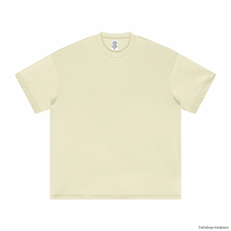 Patterned Plain white T-shirt Minimal White Short with Polished Detail